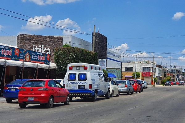 Patrullas y ambulancias abandonan obligaciones por ir a verificar