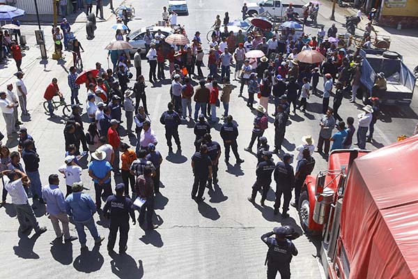 Productores hacen bloqueos carreteros en diversos estados del país