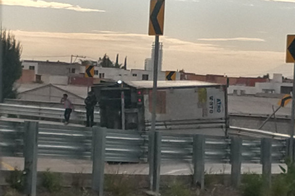Caos en el Periférico por volcadura de camión abarrotero