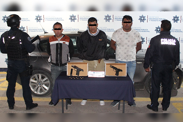 Sujetos chocan y policías hallan dos armas de fuego en el auto