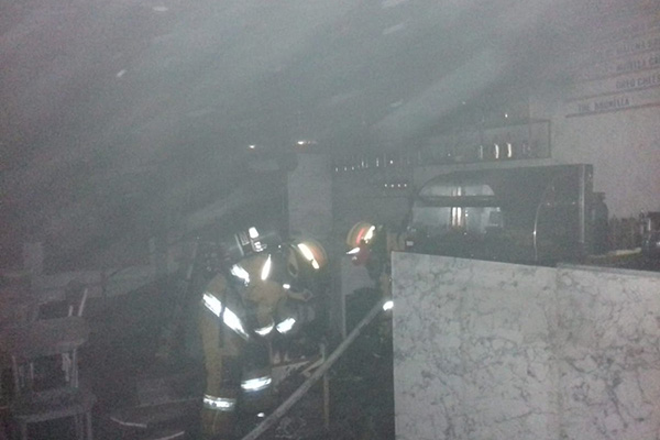 Falla eléctrica causa incendio en cafetería de Lomas de Angelópolis
