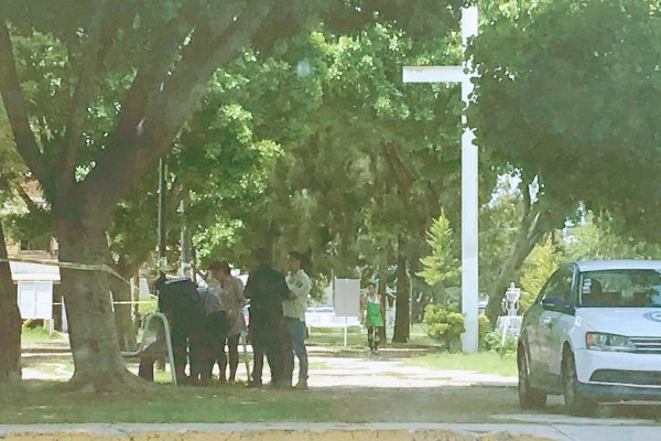 Hallan muerto a septuagenario en parque de Héroes de Puebla