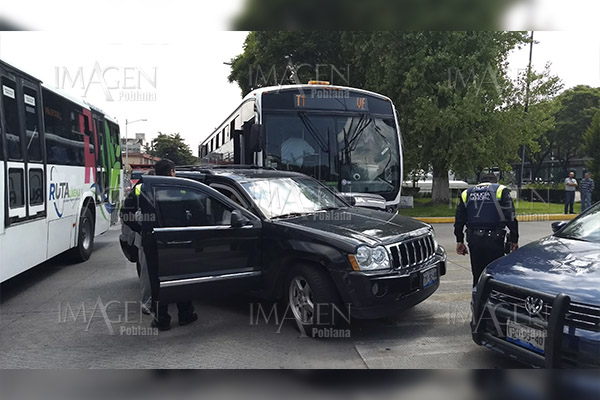 Mujer de 80 años y con camioneta blindada provoca accidente con un RUTA