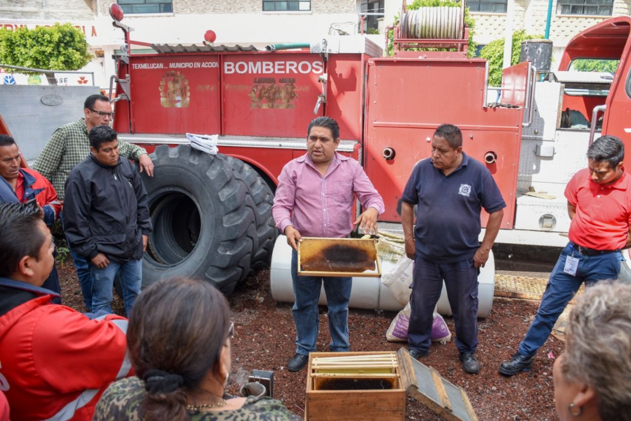 Bomberos de Texmelucan reciben capacitación en manejo de enjambres