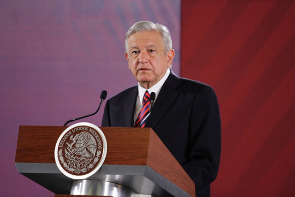 López Obrador firma ante notario público su compromiso de no reelección