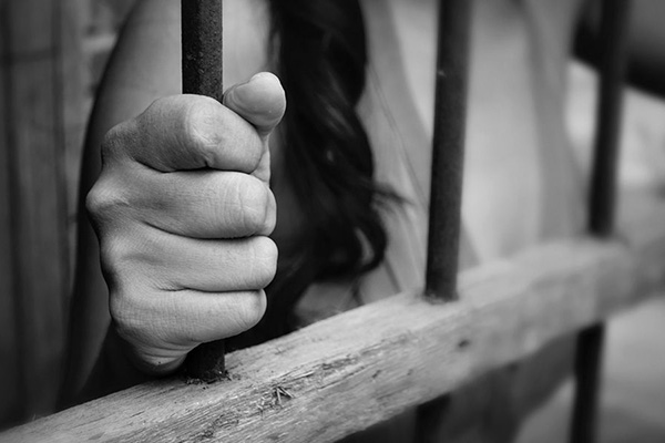 Mujer china que adoptó a 118 niños pasará 20 años en la cárcel por fraude y chantaje