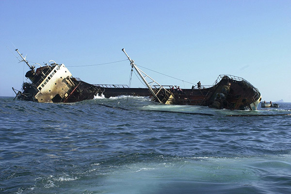 Se hunde carguero iraní averiado cerca de un puerto de Azerbaiyán