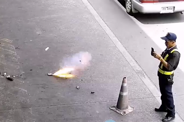 Batería portátil se incendia en la mochila de una viajera en un aeropuerto tailandés