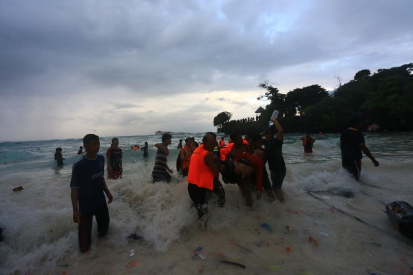 Recuperan 60 cuerpos de migrantes en costa occidental libia