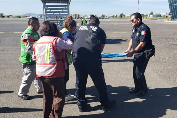 Avión aterriza de emergencia en Huejotzingo para atender a una bebé