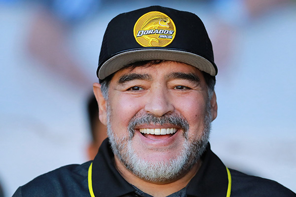 Maradona, feliz por volver a caminar tras cirugía de rodilla
