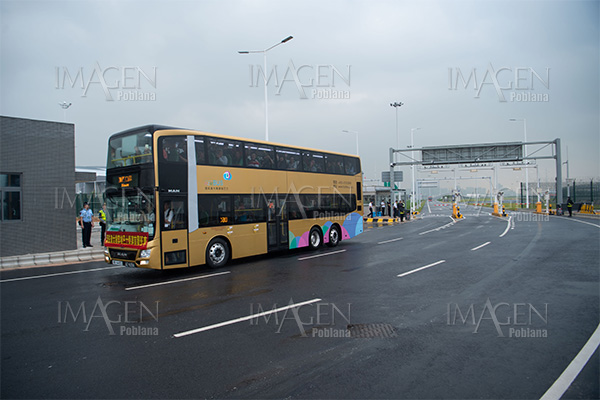 Choque de autobuses deja al menos 77 heridos en Hong Kong