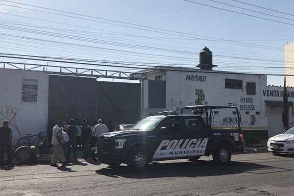 Localizan tráiler robado cuando descargaban la mercancía, pero inexplicablemente nadie fue detenido