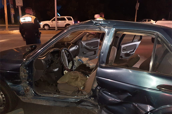 Dos policías y un civil heridos tras aparatoso choque en Las Ánimas