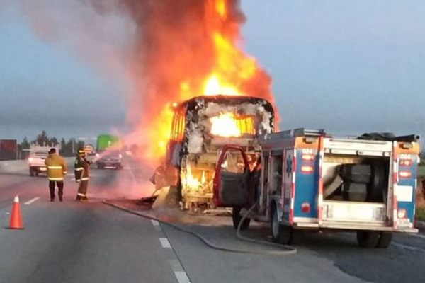 Arde autobús de turismo en la autopista Puebla-Orizaba