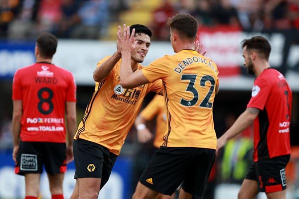 Raúl Jiménez marca su primer doblete de la temporada en la Europa League
