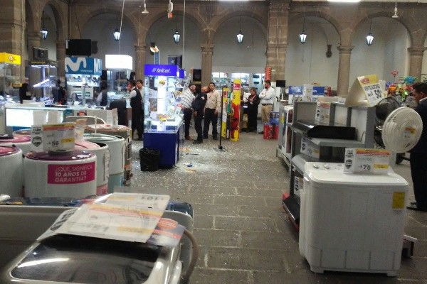 Asalto a Elektra de la 5 de Mayo; hay dos heridos