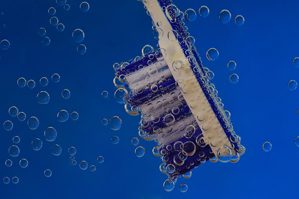 Médicos retiran cepillo de dientes que estuvo en intestino de hombre durante 20 años