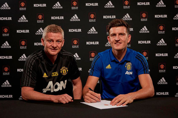Manchester United contrata al defensa más caro de la historia