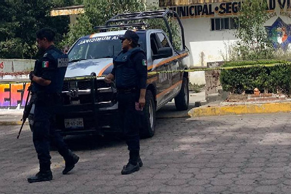 Con su arma de cargo, policía se suicida dentro de una patrulla