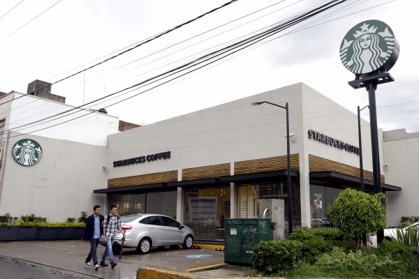 Asaltan Starbucks de la 25 Oriente y lesionan a un cliente