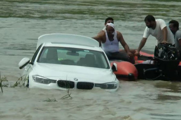 Malagradecido hijo hunde su BMW porque de regalo quería un Jaguar (video)