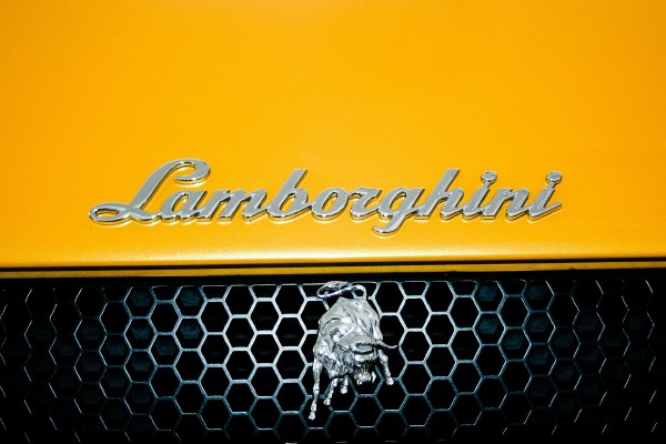 Lamborghini genera intriga con una imagen misteriosa