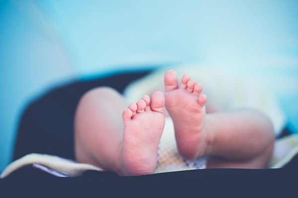 Robó un cochecito para su bebé, pero dejó a su hijo en la tienda