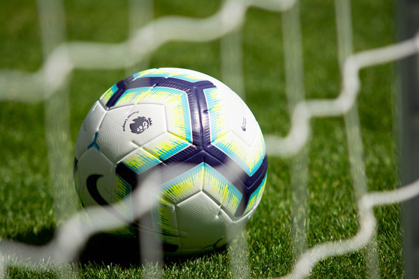 Jugador hace el ridículo besando a su novia para festejar un gol anulado