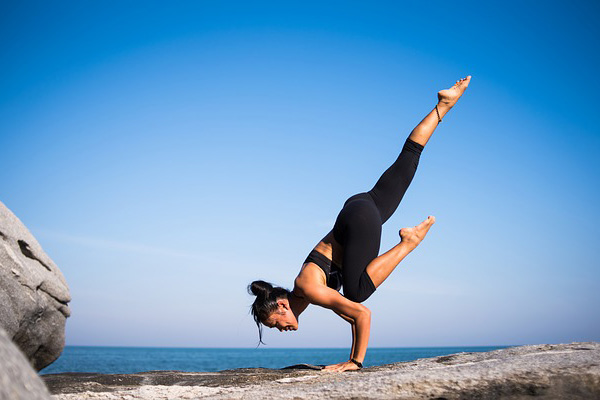 Una joven cae de un balcón al hacer una postura extrema de yoga