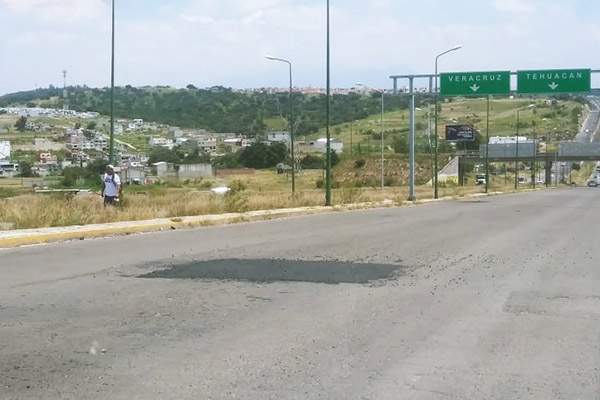 Secretaría de Infraestructura bachea en Forjadores y Periférico Ecológico