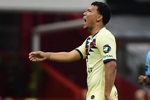 Roger Martínez arremete contra la afición del América tras fallar un penal