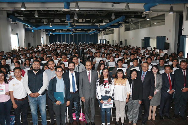 Reciben estudiantes de la BUAP becas del Gobierno Federal