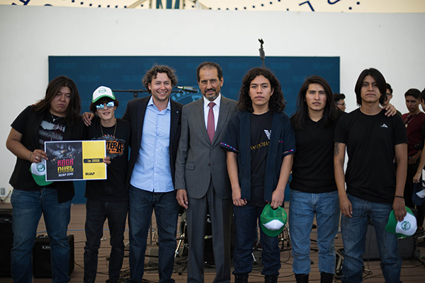 Rector Alfonso Esparza entrega premios a talento universitario