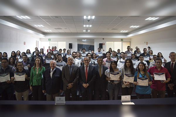 Entrega Líderes en Desarrollo Santander 95 becas a alumnos y exalumnos BUAP