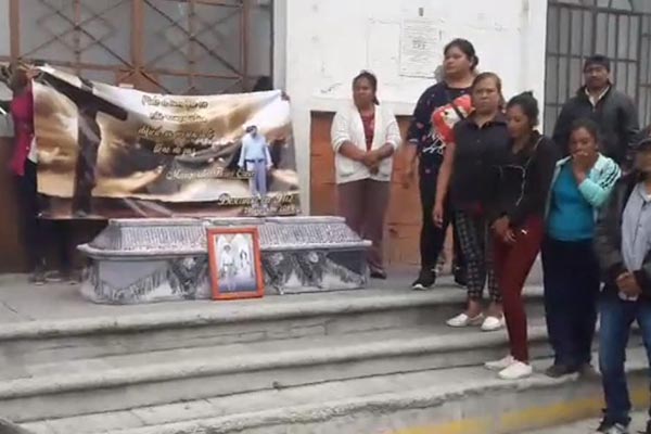 Con ataúd protestan por el asesinato de comerciante en Tecamachalco