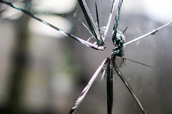 Ladrón rompe una puerta para entrar a una tienda… ¡que estaba abierta!