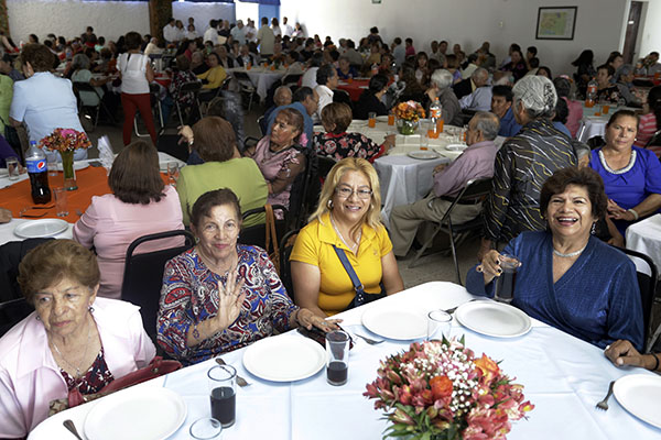 Celebra Sindicato de Trabajadores al Servicio de los Poderes del Estado a adultos mayores