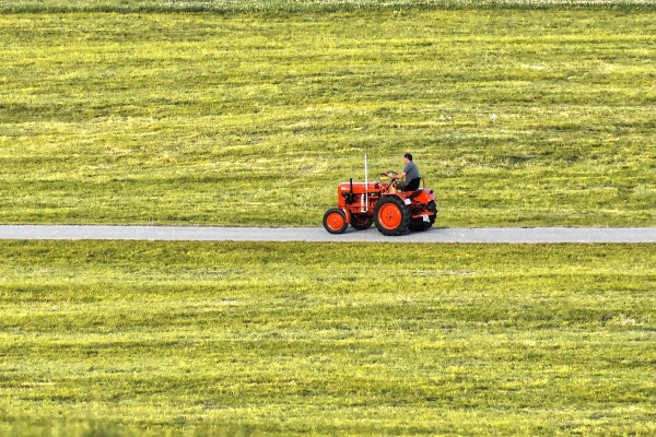 ¡Qué destreza! Un granjero indio hace maniobras con su tractor
