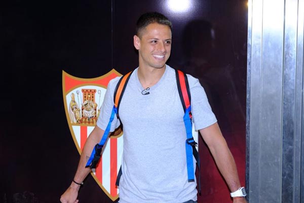 “Chicharito” llega a Sevilla para firmar contrato por tres años