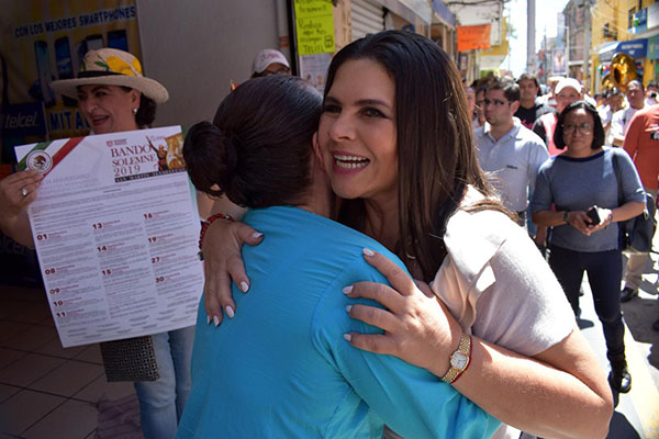 Norma Layón inicia actividades del mes patrio con pega de bandos en Texmelucan