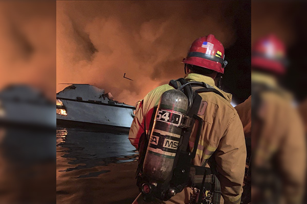 Más de 30 personas mueren al incendiarse un barco frente a las costas de California