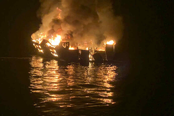 Confirman 34 desaparecidos y 5 tripulantes rescatados tras incendio de barco en California