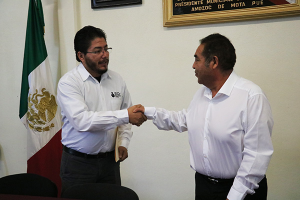 Mario de la Rosa firma convenio en favor de la educación de Amozoc