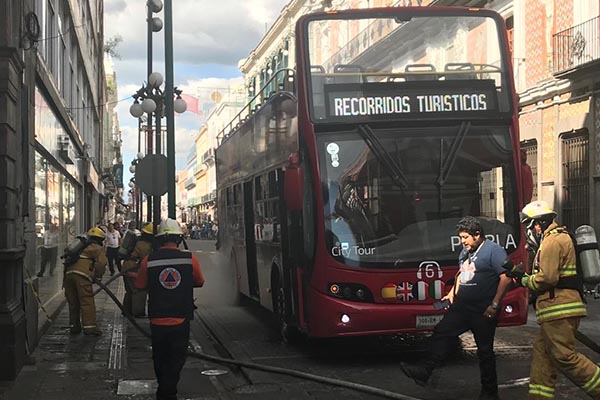Le explotan las llantas a Turibús en pleno centro histórico
