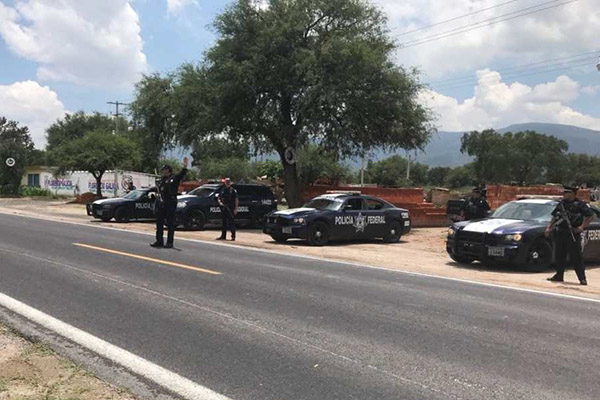 Golpean y desarman a policía para rescatar a detenido