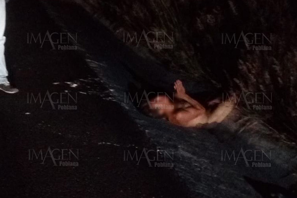Hallan cadáver maniatado a un lado de la carretera