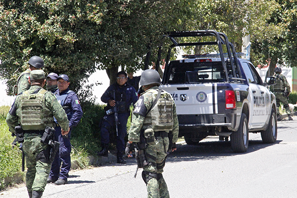 Retienen a 14 policías en represalia por detención de sujetos armados