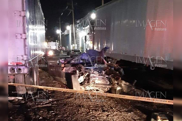 Mustang vs tráiler; dos muertos