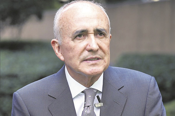 Ferriz de Con “mata” a Clint Eastwood y los memes no lo perdonan